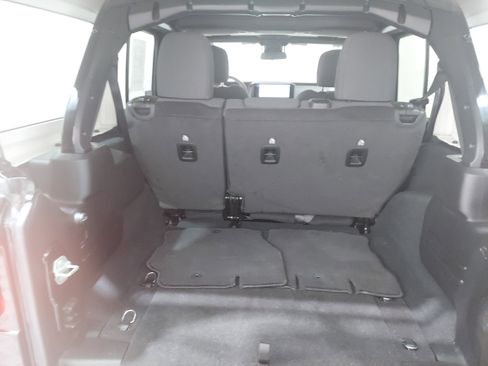 Used 2024 Jeep Wrangler Unlimited Sahara AWD/4WD image 16