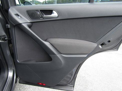 Used 2014 Volkswagen Tiguan S image 31