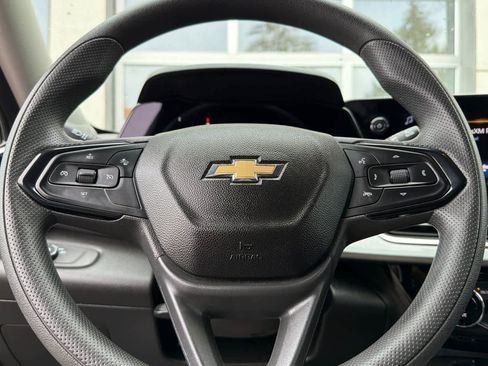 Used 2025 Chevrolet Trax LT FWD image 25