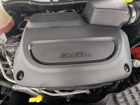 Used 2024 Chrysler Pacifica Touring-L FWD image 11