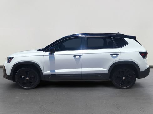 Used 2025 Volkswagen Taos SE FWD image 2