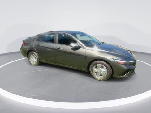 Used 2026 Hyundai Elantra SE FWD image 2
