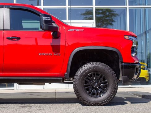 Used 2024 Chevrolet Silverado 2500 ZR2 w/ Technology Package AWD/4WD image 5