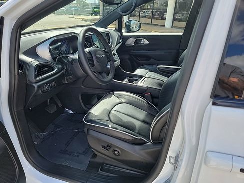 Used 2025 Chrysler Pacifica Limited image 11