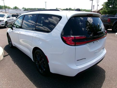 Certified 2025 Chrysler Pacifica Limited FWD image 4
