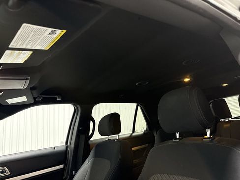 Used 2016 Ford Explorer XLT w/ Equipment Group 201A FWD image 19