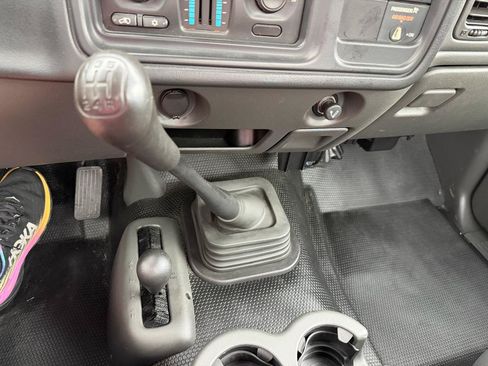 Used 2005 Chevrolet Silverado 2500 W/T AWD/4WD image 15