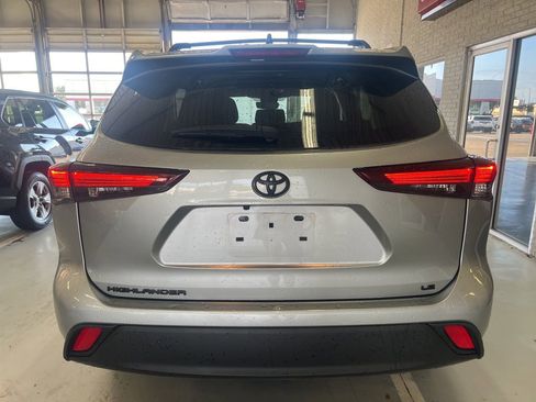 Used 2024 Toyota Highlander LE FWD image 5