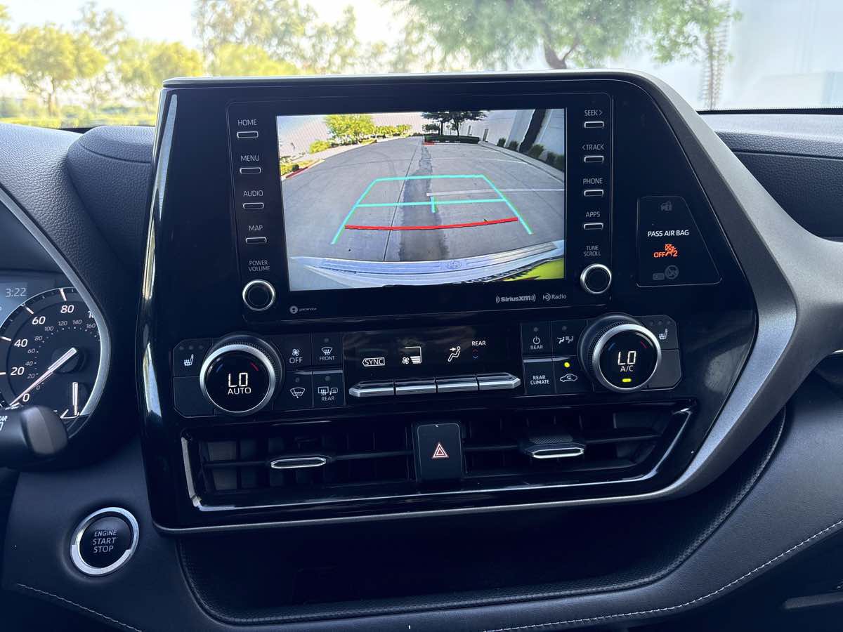 Used 2020 Toyota Highlander XLE FWD image 25