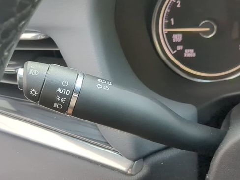 Used 2023 Buick Enclave Essence image 27