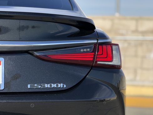 Certified 2025 Lexus ES 300h w/ Premium Package image 12