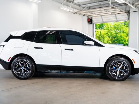 Used 2024 BMW iX xDrive50 w/ Sport Package AWD/4WD image 8