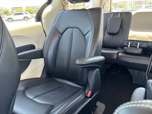Used 2023 Chrysler Pacifica Touring-L FWD image 22