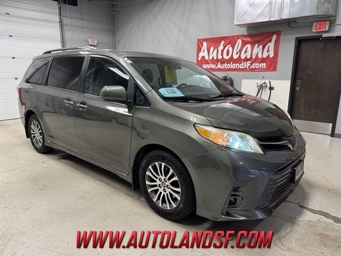 Used 2020 Toyota Sienna XLE Premium FWD image 1