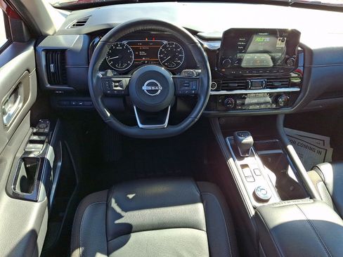 Used 2024 Nissan Pathfinder SL AWD/4WD image 12