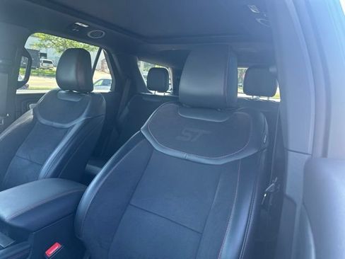 Used 2025 Ford Explorer ST w/ Sun And Sound Package AWD/4WD image 3