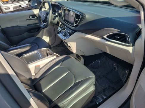 Used 2023 Chrysler Pacifica Touring-L image 19