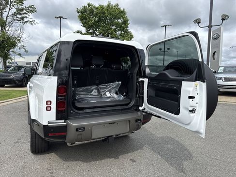 New 2025 Land Rover Defender 130 X-Dynamic SE image 14