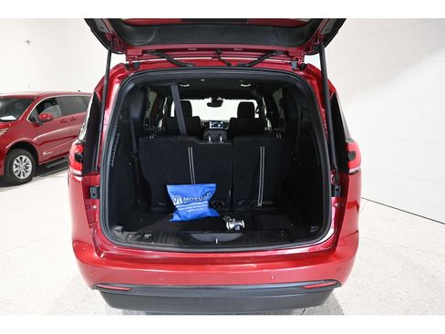 Used 2025 Chrysler Pacifica Select w/ Fav Edition Package FWD image 25