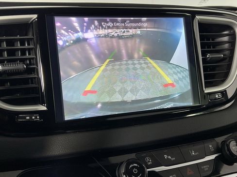 Used 2024 Chrysler Pacifica Touring-L image 19