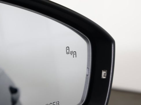 Used 2019 Volkswagen Tiguan SE w/ Panoramic Sunroof Package image 36