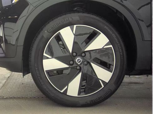Used 2024 Volvo XC40 Recharge Core RWD image 12