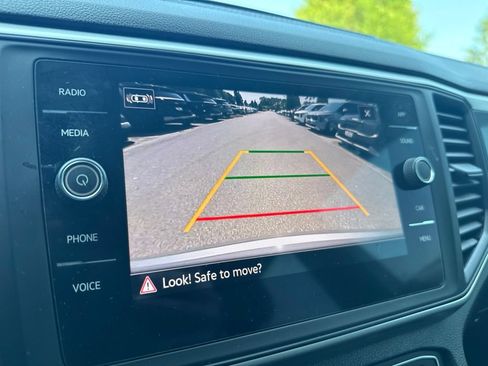 Used 2021 Volkswagen Atlas Cross Sport SE w/ Panoramic Sunroof Package FWD image 12