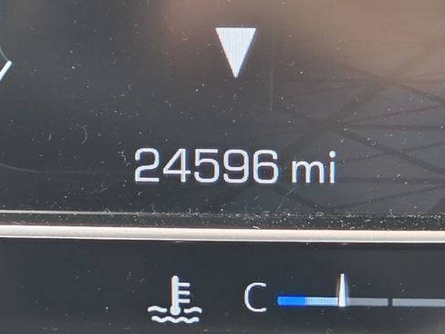 Used 2024 GMC Yukon XL SLT w/ SLT Luxury Package image 26