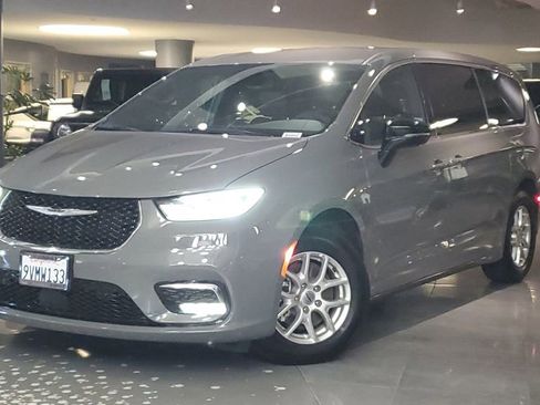 Used 2025 Chrysler Pacifica Select image 32