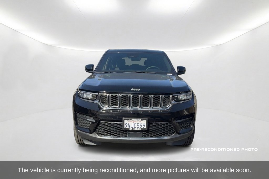 Used 2025 Jeep Grand Cherokee Laredo RWD image 2