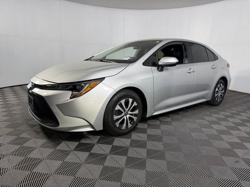 Used 2022 Toyota Corolla LE image 3