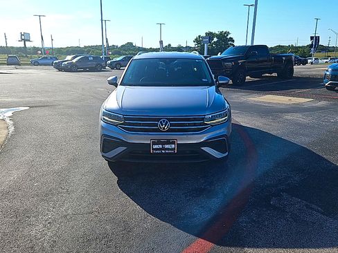 Used 2022 Volkswagen Tiguan SE FWD image 2