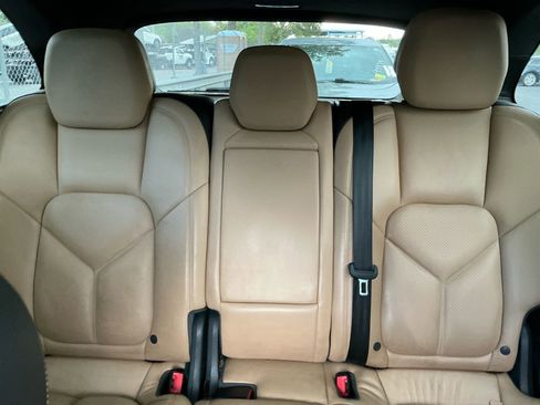 Used 2018 Porsche Cayenne Platinum Edition image 10