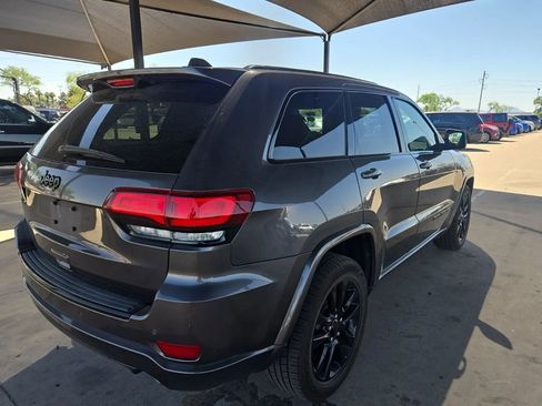 Used 2017 Jeep Grand Cherokee Altitude RWD image 4