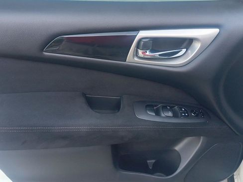 Used 2016 Nissan Pathfinder SV FWD image 24