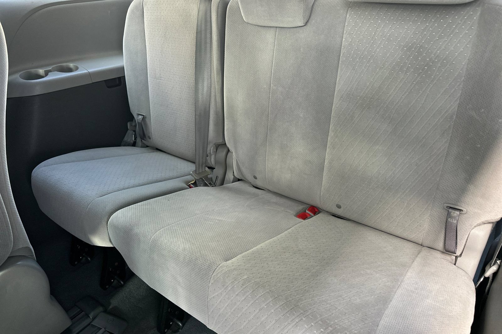Used 2020 Toyota Sienna LE w/ Carpet Mat Package FWD image 16