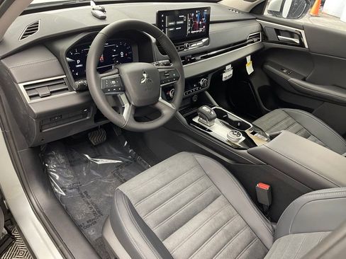 New 2025 Mitsubishi Outlander SE image 17