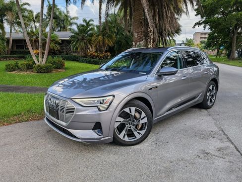 Used 2021 Audi e-tron Premium w/ Towing Package image 76