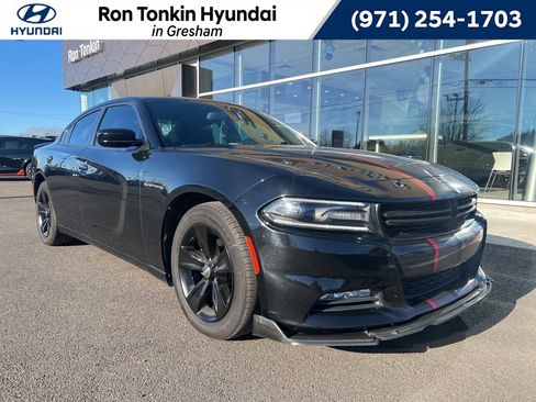Used 2017 Dodge Charger SXT image 1