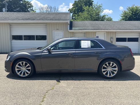 Used 2020 Chrysler 300 Touring L w/ Value Package RWD image 11