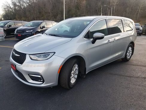 Certified 2023 Chrysler Pacifica Touring image 3