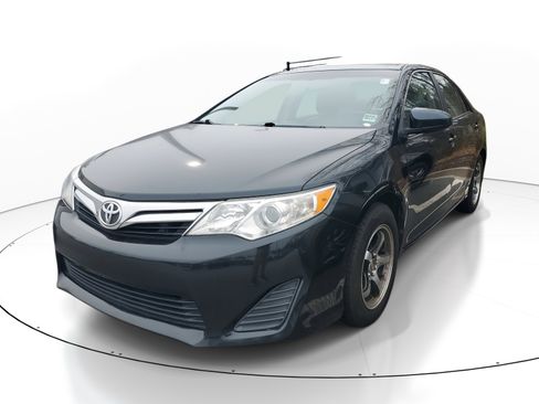 Used 2014 Toyota Camry LE image 3