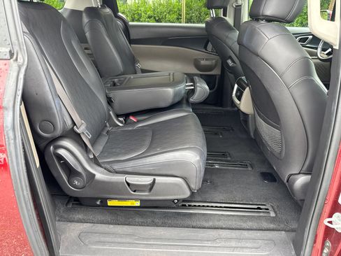 Used 2025 Kia Carnival FWD image 15