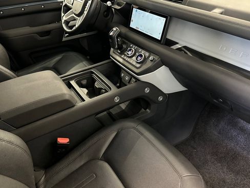 Used 2022 Land Rover Defender 110 S image 32