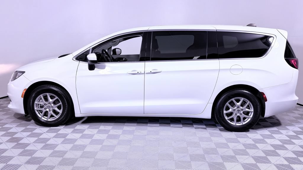 Used 2023 Chrysler Voyager LX FWD image 6