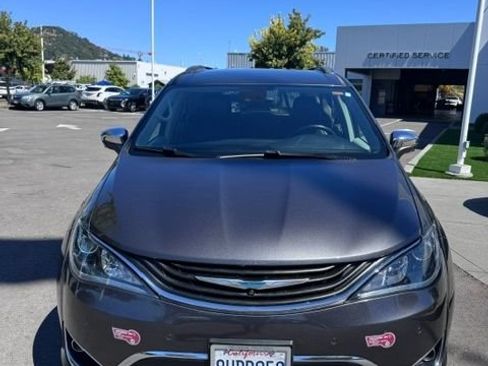 Used 2018 Chrysler Pacifica Limited w/ Advanced Safetytec Group FWD image 2