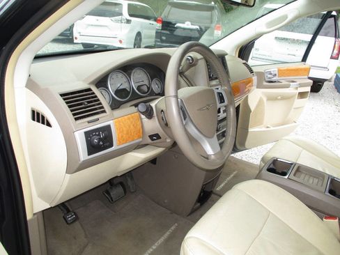 Used 2008 Chrysler Town & Country Limited w/ Entertainment Group #3 FWD image 20