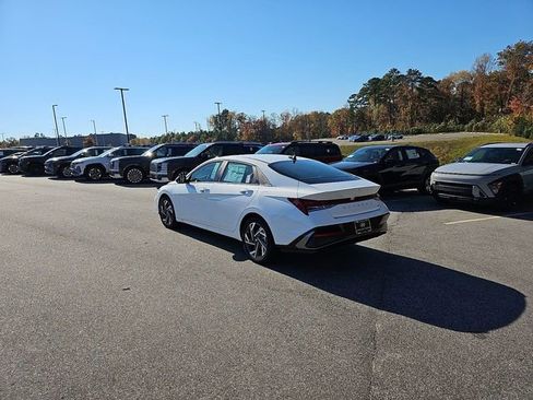 New 2025 Hyundai Elantra Limited w/ Cargo Package FWD image 16