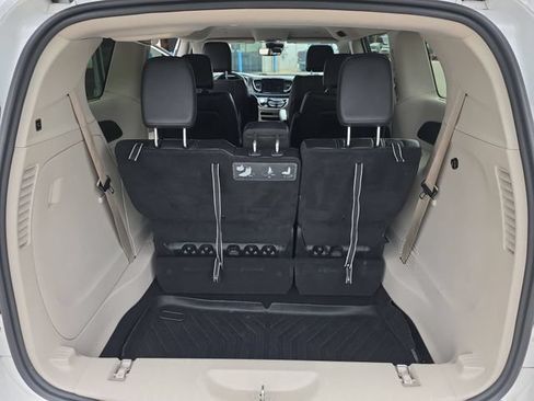 Used 2021 Chrysler Pacifica Touring-L FWD image 14