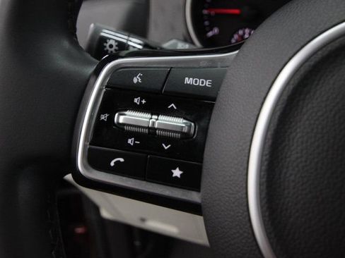 Used 2022 Kia Carnival SX image 16